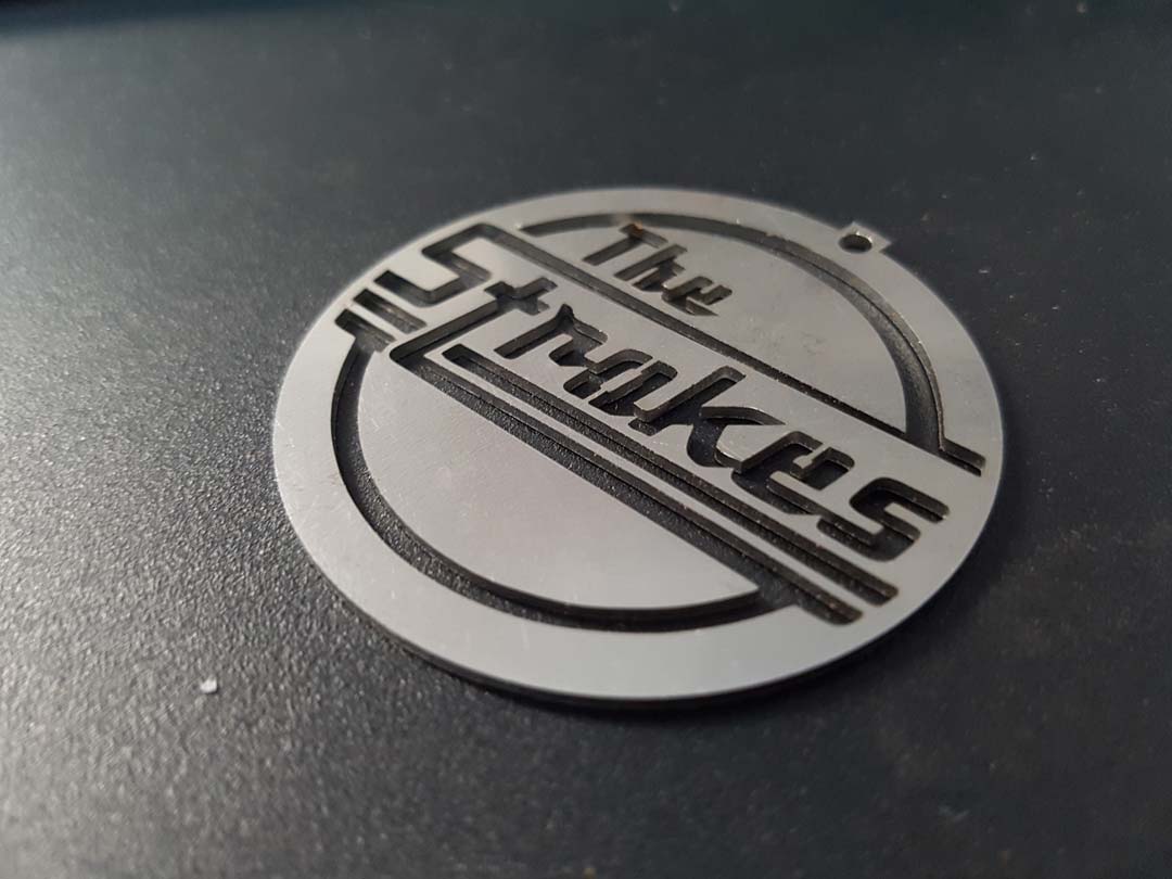corte laser llaver the strokes logo