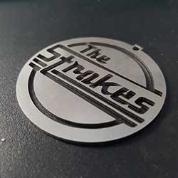 corte laser llavero the strokes logo