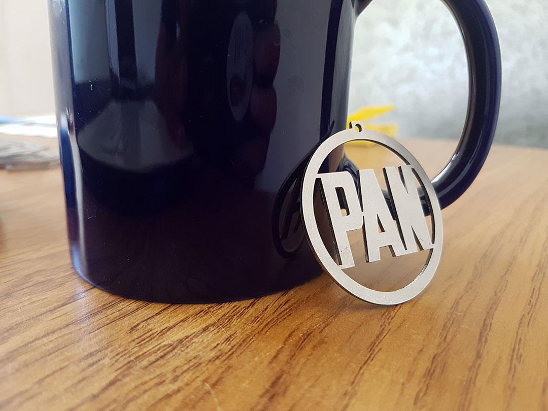 corte laser llavero PAN logo